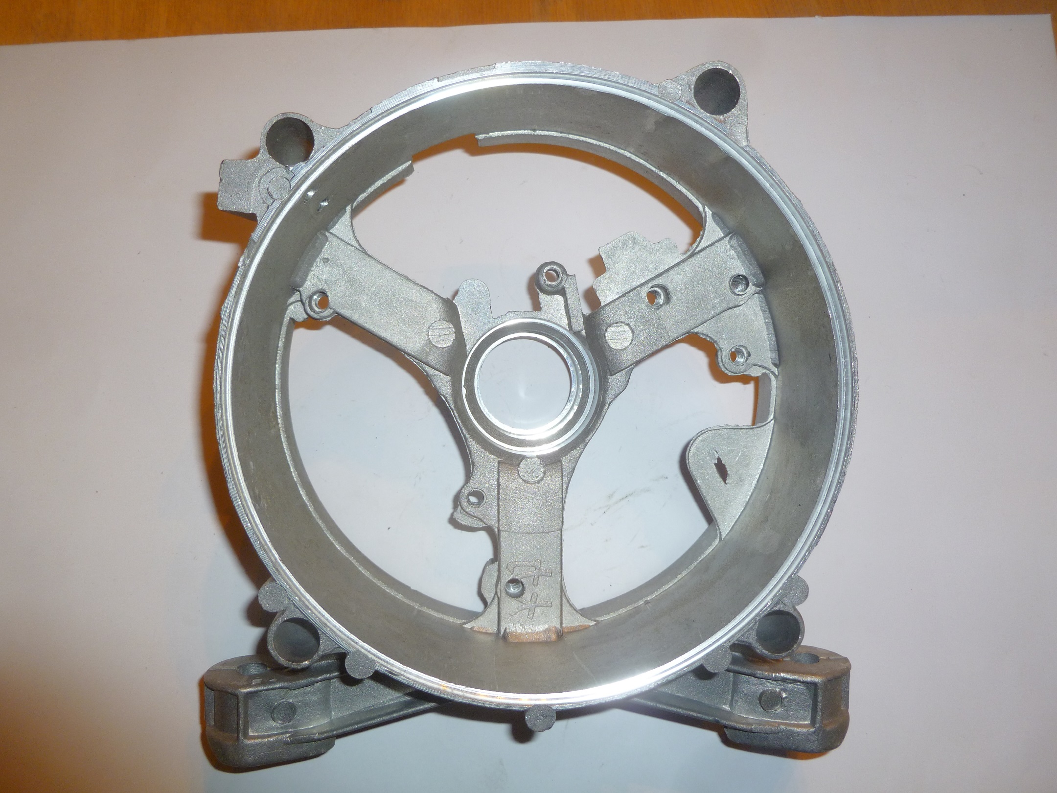 Крышка альтернатора опорная (под подшипник,лапы) SGG 2600E