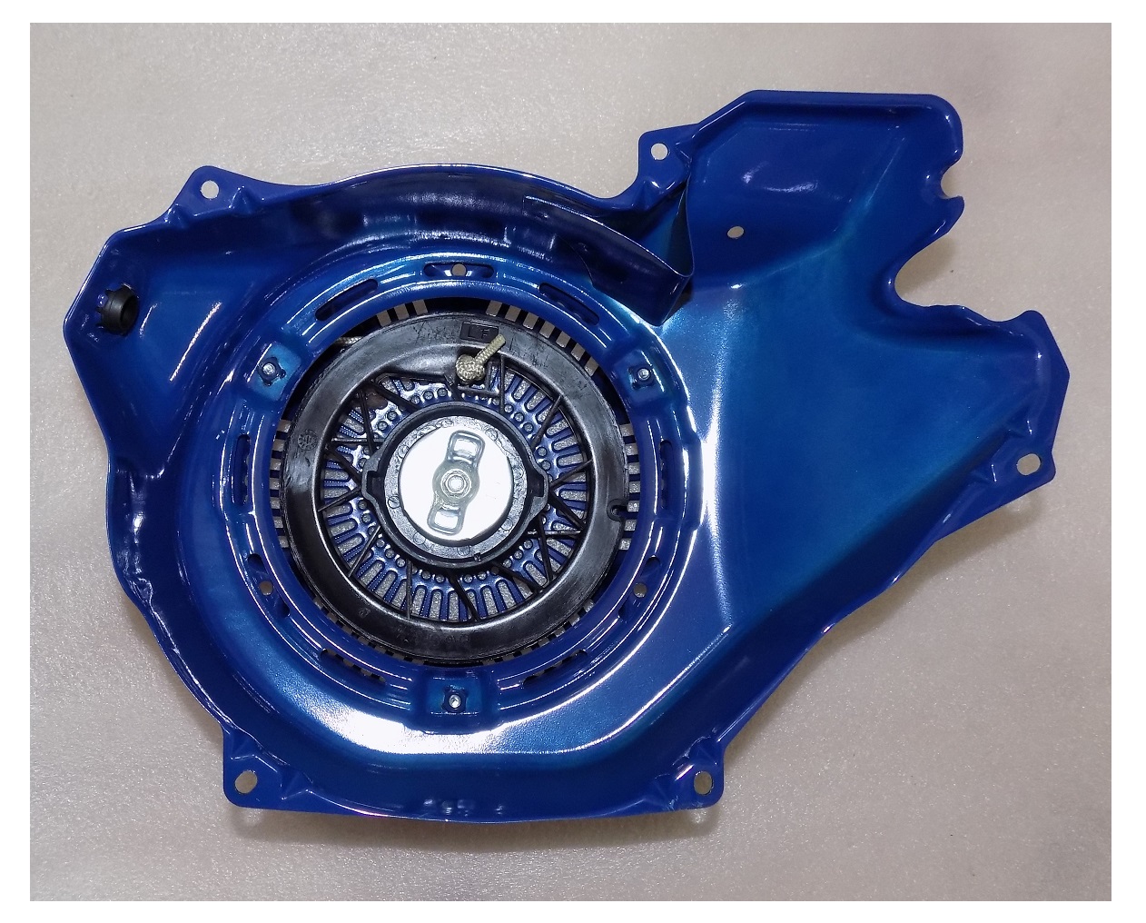 Стартер ручной в сборе с кожухом маховика SGG 10000Ei,SV460 до 08.2024 Sc / Recoil starter assy (20010-00317-00)
